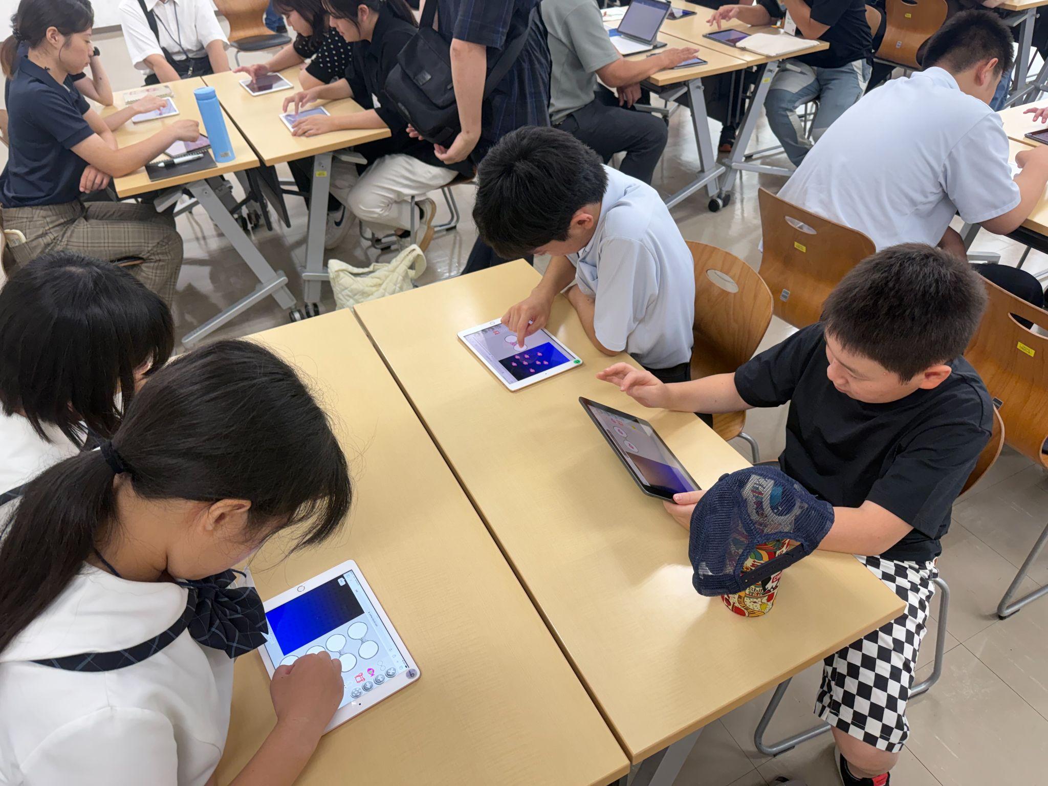 タブレットで作品を作る参加者